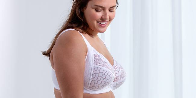 Why do we love the Flyout Bra so much? It looks good, it's functional  (hello phone pocket!) and the wide straps make it super comfortab